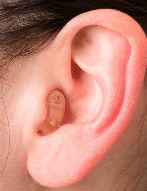 apareil auditif de type CIC dans une oreille