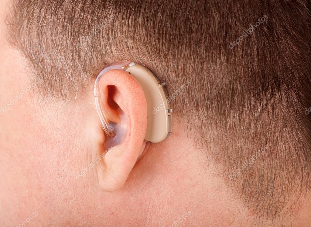 Appareil auditif externe posé sur une oreille